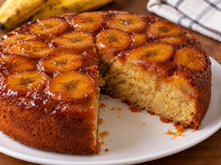 Aprenda a fazer bolo de banana caramelizada fofinho e fácil